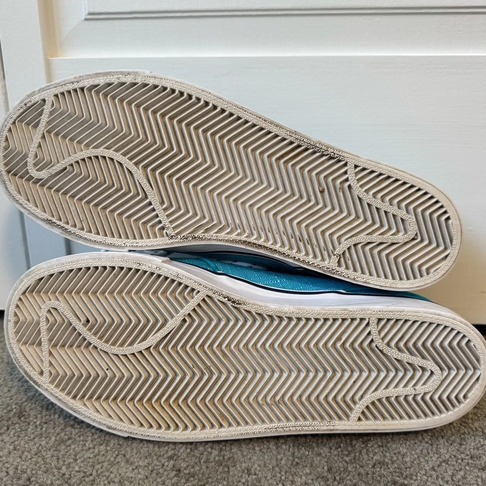 Nike Youth 7 (8.5 women’s) Turquoise Blue Skate Shoes